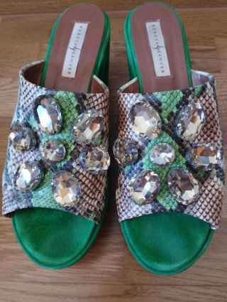 Sandalias cuña Rebeca Sanver verde con pedrería