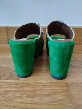 Sandalias cuña Rebeca Sanver verde con pedrería
