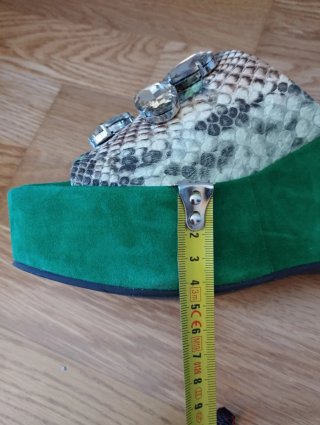 Sandalias cuña Rebeca Sanver verde con pedrería