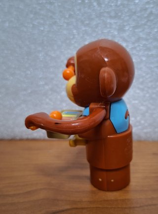 Mono de juguete con xilófono y baquetas