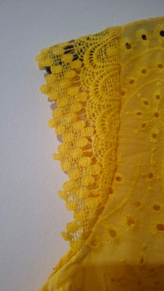 Blusa amarilla bordada