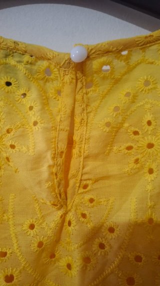 Blusa amarilla bordada