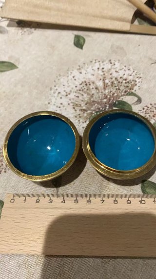 una esfera decorativa china de esmalte cloisonné.