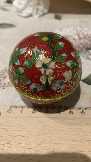 una esfera decorativa china de esmalte cloisonné.