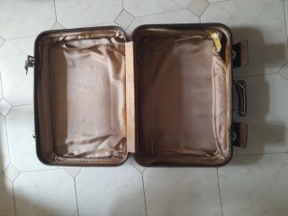 Maletín de piel marrón.