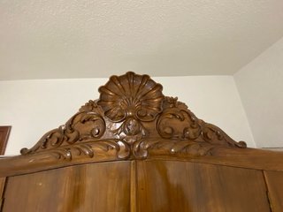 Dormitorio antiguo de madera labrada