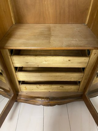 Dormitorio antiguo de madera labrada