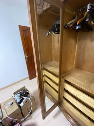 Dormitorio antiguo de madera labrada
