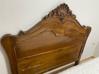 Dormitorio antiguo de madera labrada