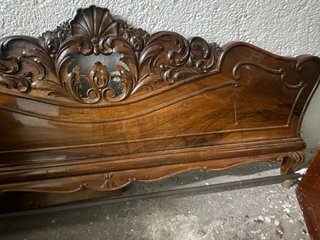 Dormitorio antiguo de madera labrada