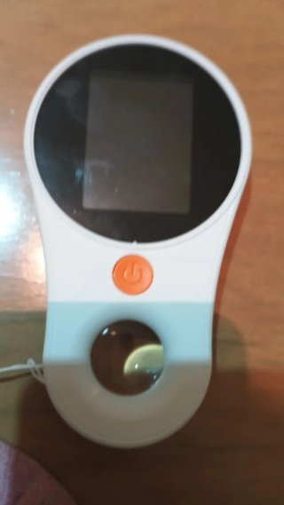 Dispositivo digital con pantalla y botón