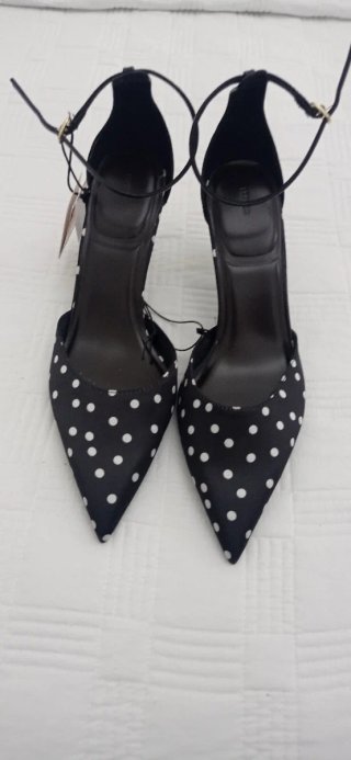 Zapatos de lunares con la etiqueta