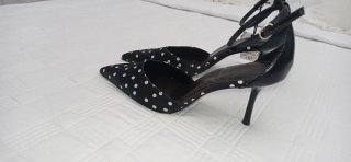 Zapatos de lunares con la etiqueta