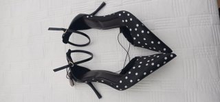 Zapatos de lunares con la etiqueta
