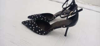 Zapatos de lunares con la etiqueta