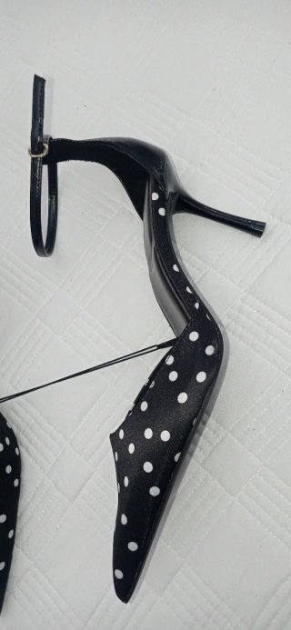 Zapatos de lunares con la etiqueta