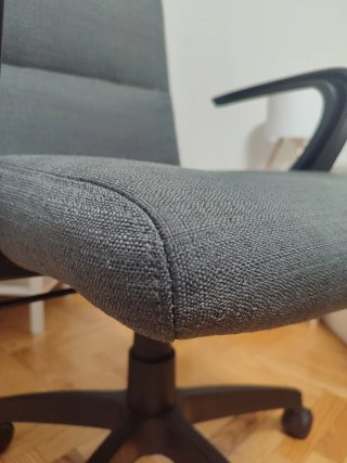 Silla de escritorio gris regulable