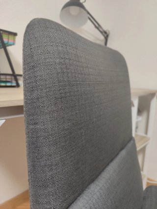 Silla de escritorio gris regulable