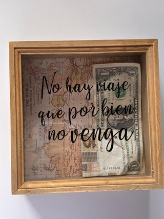 Hucha viajera madera con billetes