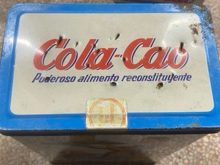 Coppia di vecchie scatole di latta Cola-Cao