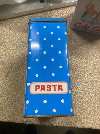 Coppia di vecchie scatole di latta Cola-Cao
