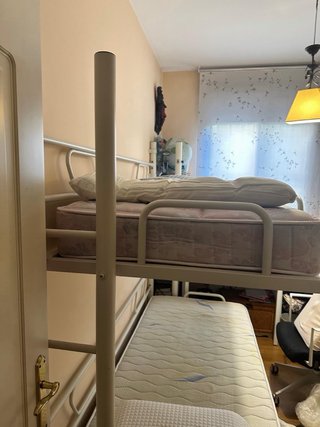 Cama litera plegable blanca. Chenga con dos camas