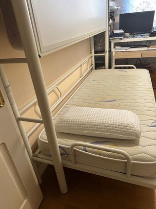 Cama litera plegable blanca. Chenga con dos camas