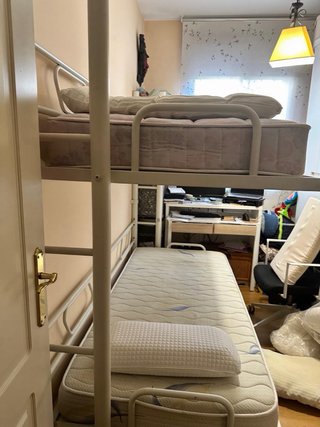 Cama litera plegable blanca. Chenga con dos camas