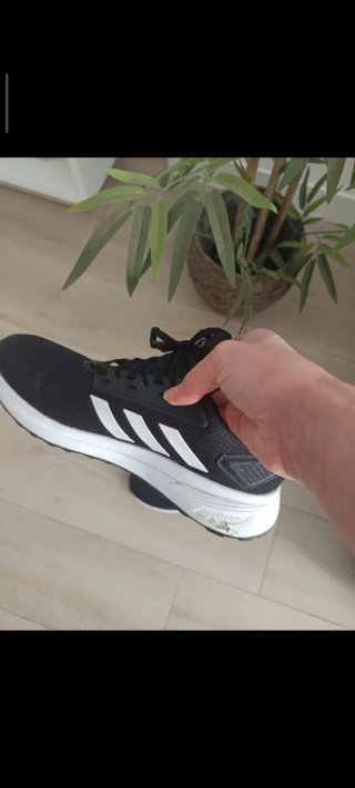 Zapatillas Adidas Negras y Blancas