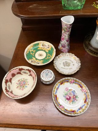 Antichi piatti e vaso in porcellana
