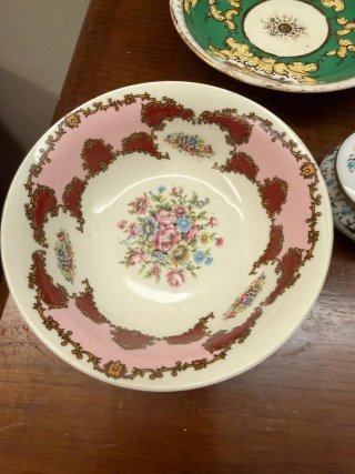 Antichi piatti e vaso in porcellana