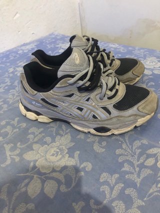 Zapatillas Asics grises y negras