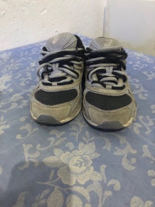 Zapatillas Asics grises y negras