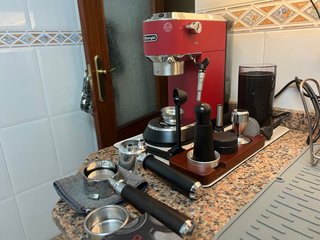 Cafetera DeLonghi Dedica + Kit Barista