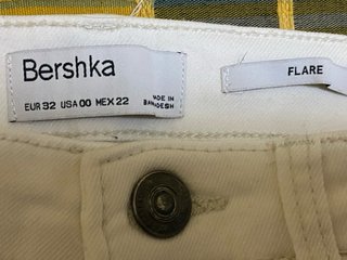Pantalones flare Bershka blancos