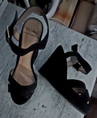 Sandalias de cuña Pull&Bear negras