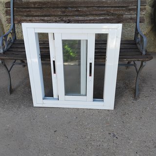 Ventana corredera dos hojas blanca pequeña.