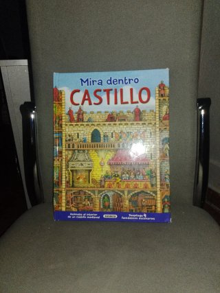 Libro mira dentro del castillo