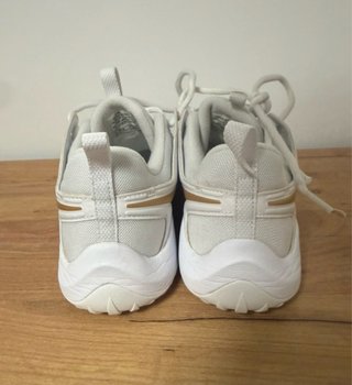 Zapatillas Nike Blancas y Doradas