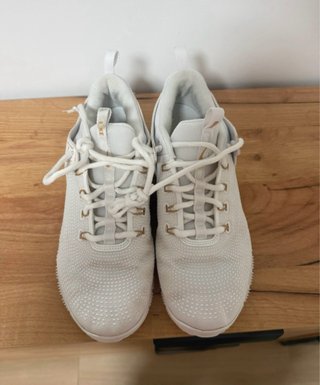 Zapatillas Nike Blancas y Doradas