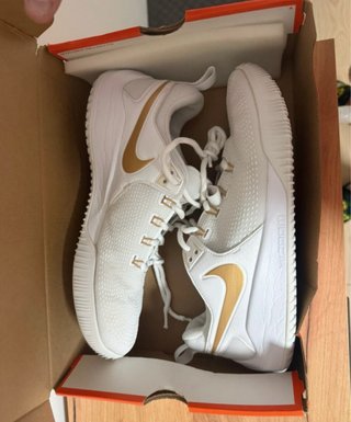 Zapatillas Nike Blancas y Doradas