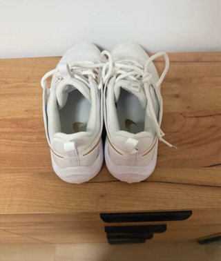Zapatillas Nike Blancas y Doradas