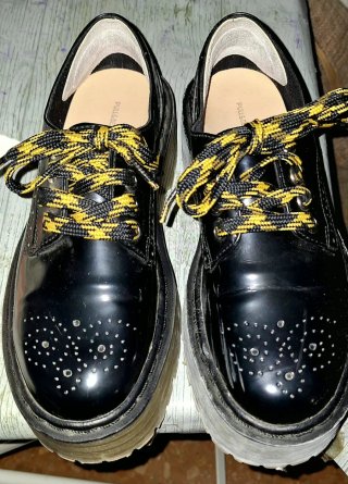 Zapatos de plataforma negros con cordones