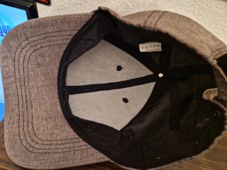 Gorra gris con logo