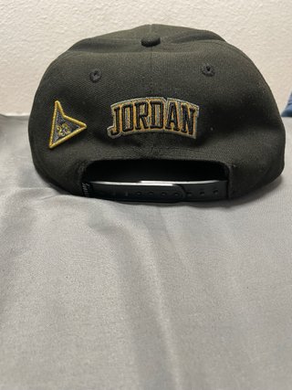 Gorra Jordan Negra y Dorada