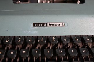 Máquina de escribir Olivetti verde