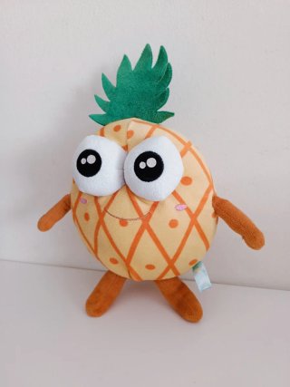 Juguete peluche piña marca Famosa de 33 cm