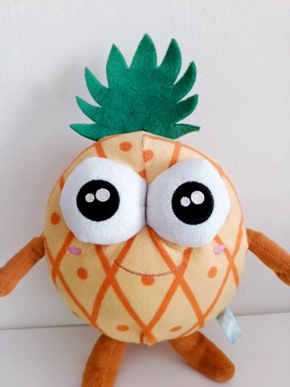 Juguete peluche piña marca Famosa de 33 cm