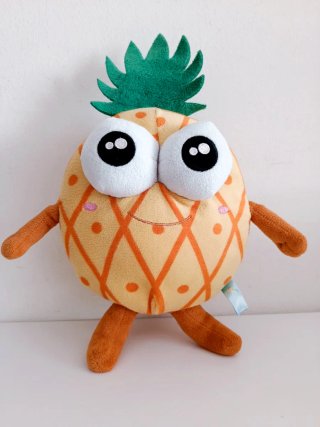 Juguete peluche piña marca Famosa de 33 cm