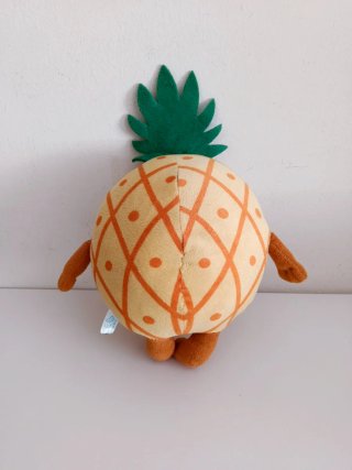 Juguete peluche piña marca Famosa de 33 cm